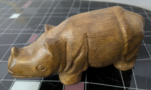 Geschnitzte nashorn holzfigur - geschnitzte,