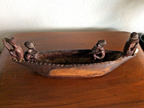 Geschnitztes holzboot mit vier - mit,